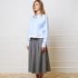 Preview: Kurze Bluse mit Lochspitze in Hellblau und Weiß