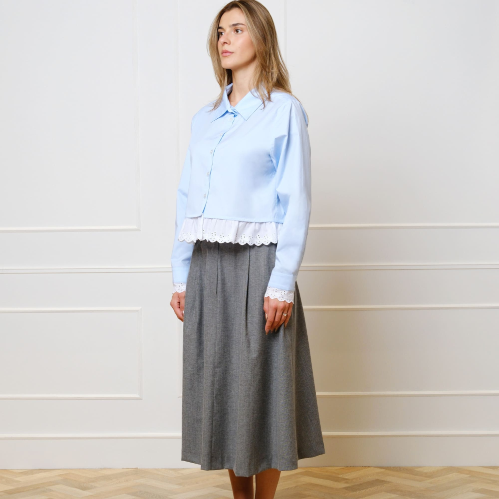 Preview: Kurze Bluse mit Lochspitze in Hellblau und Weiß