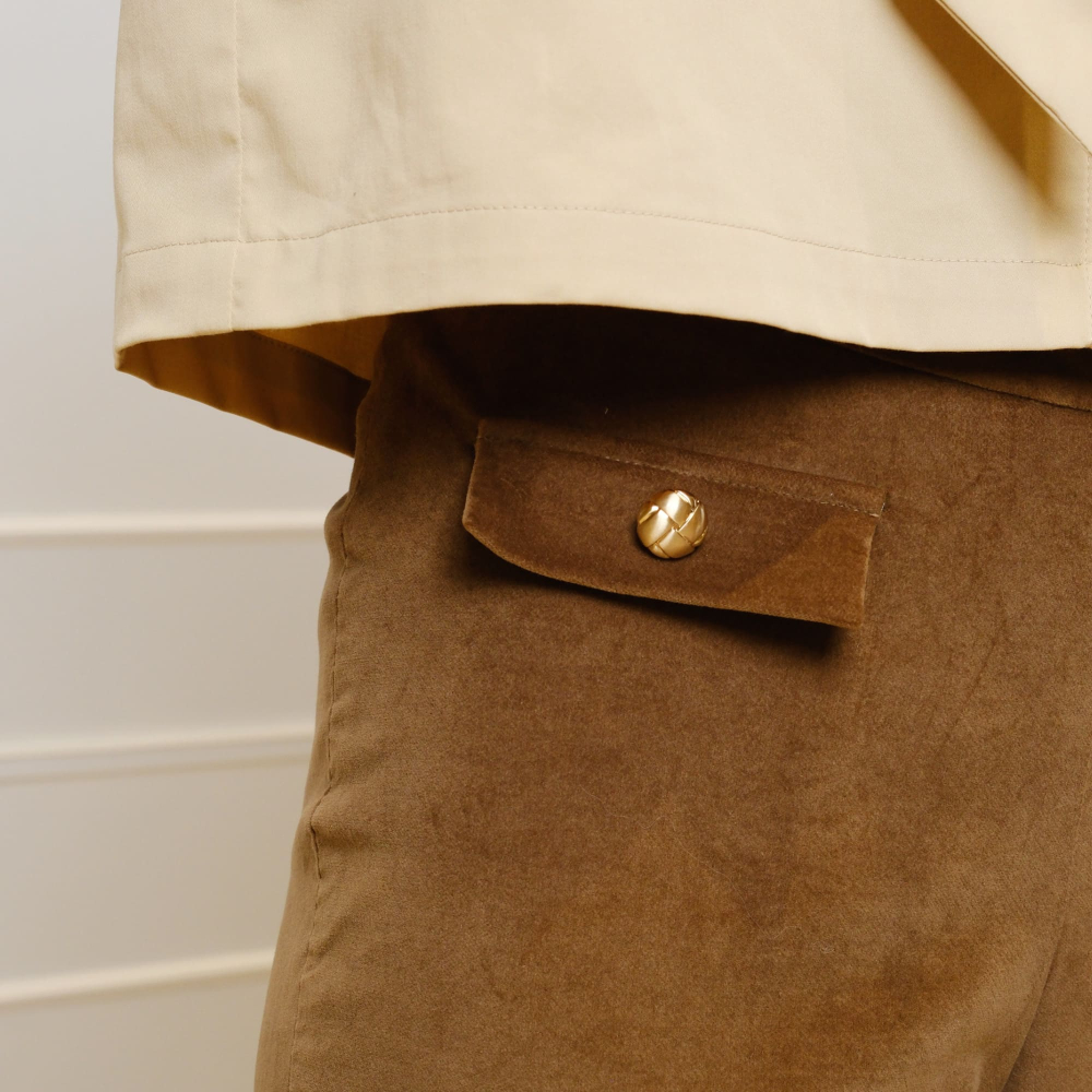 High-Waist-Samthose mit ausgestelltem Beim in Goldbraun