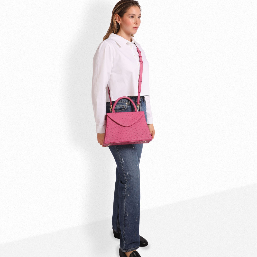 Henkeltasche mit Umhängegurt aus Straußenleder magenta