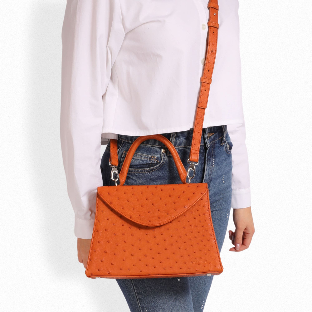 Henkeltasche mit Umhängegurt aus Straußenleder cognac
