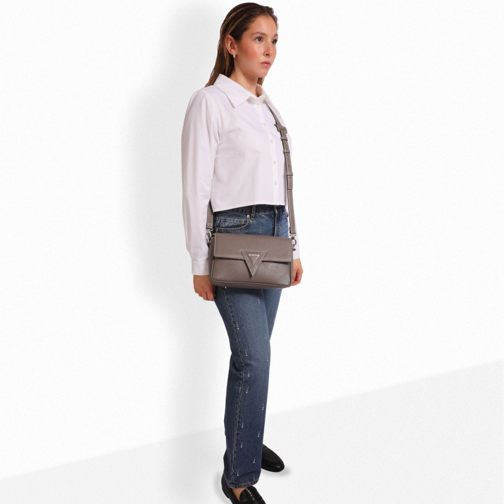 Schultertasche aus genarbtem Kalbsleder taupe