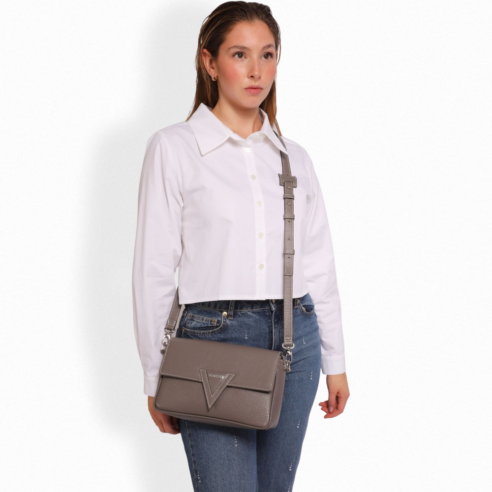 Schultertasche aus genarbtem Kalbsleder taupe