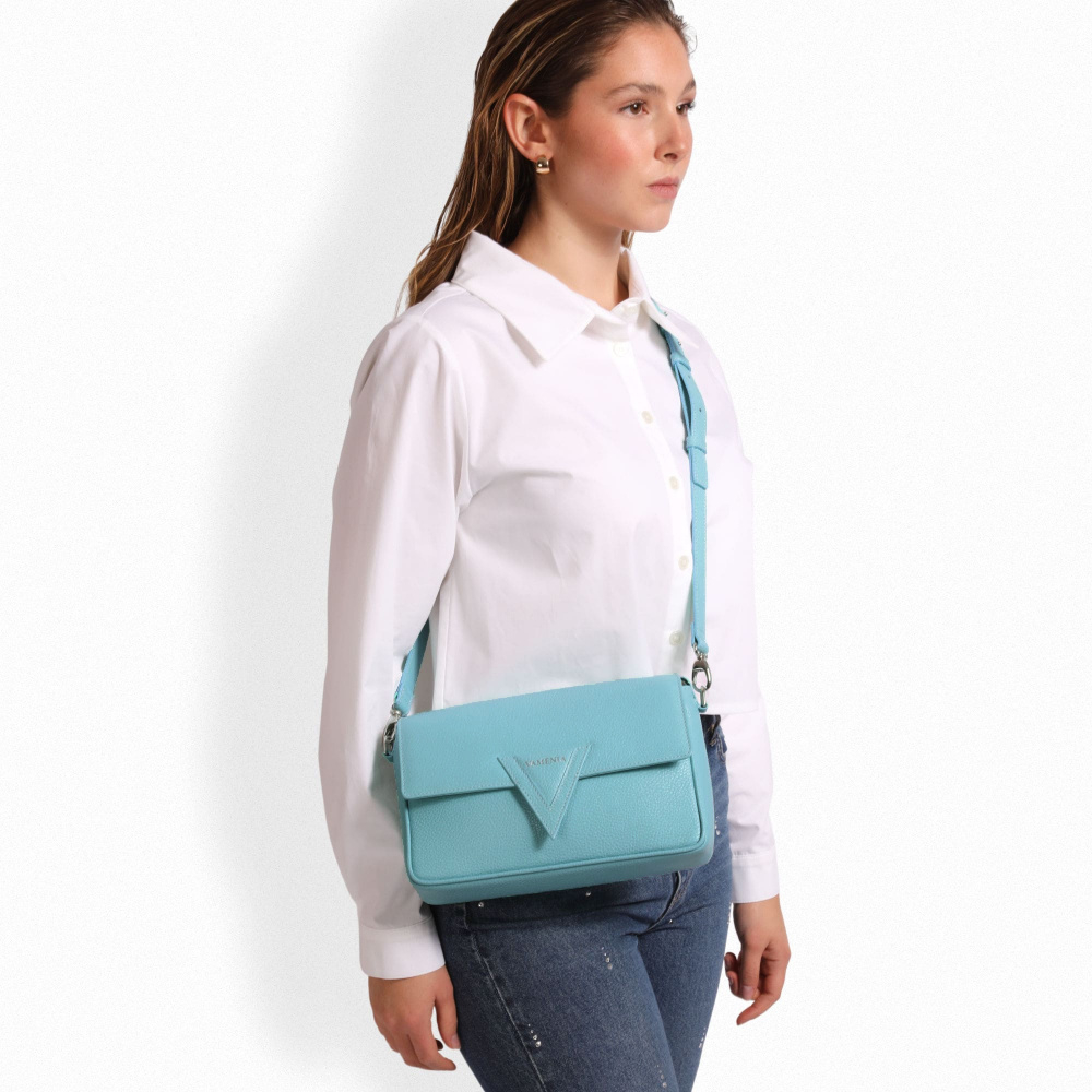 Schultertasche aus genarbtem Kalbsleder hellblau