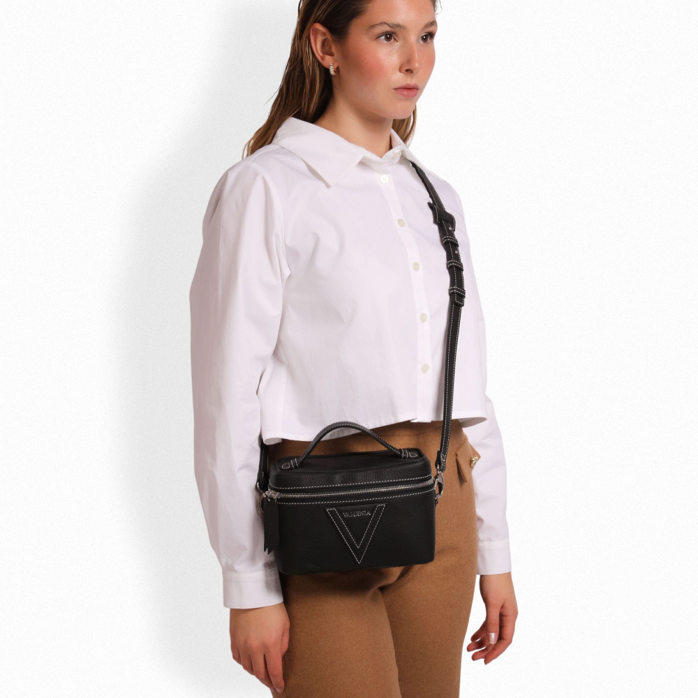 Shoulder bag made of black calfskin leather with contrast stitching