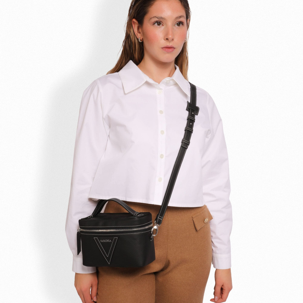 Shoulder bag made of black calfskin leather with contrast stitching