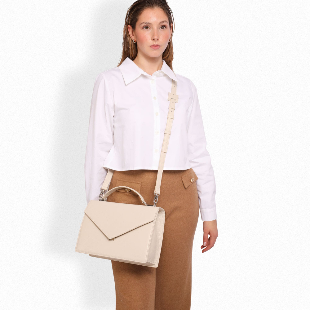 Henkeltasche mit Umhängegurt aus Kalbsleder in creme