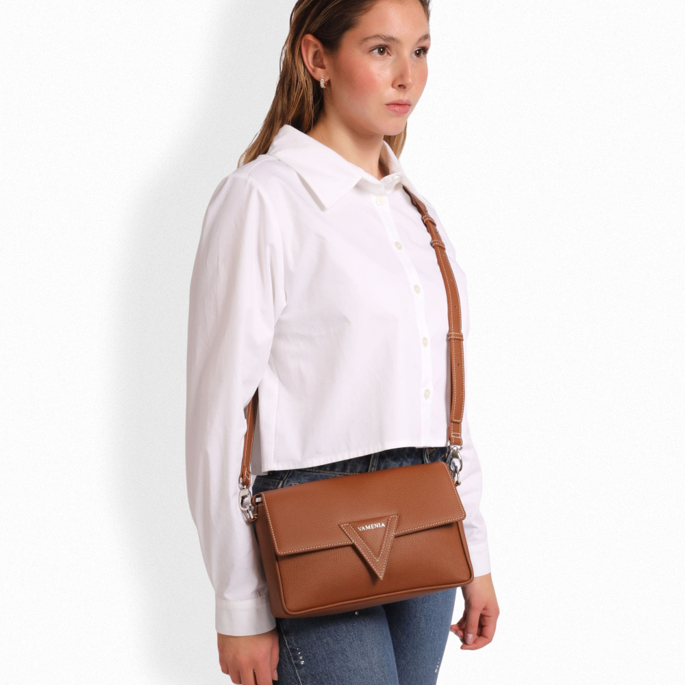 Schultertasche aus genarbtem Kalbsleder braun