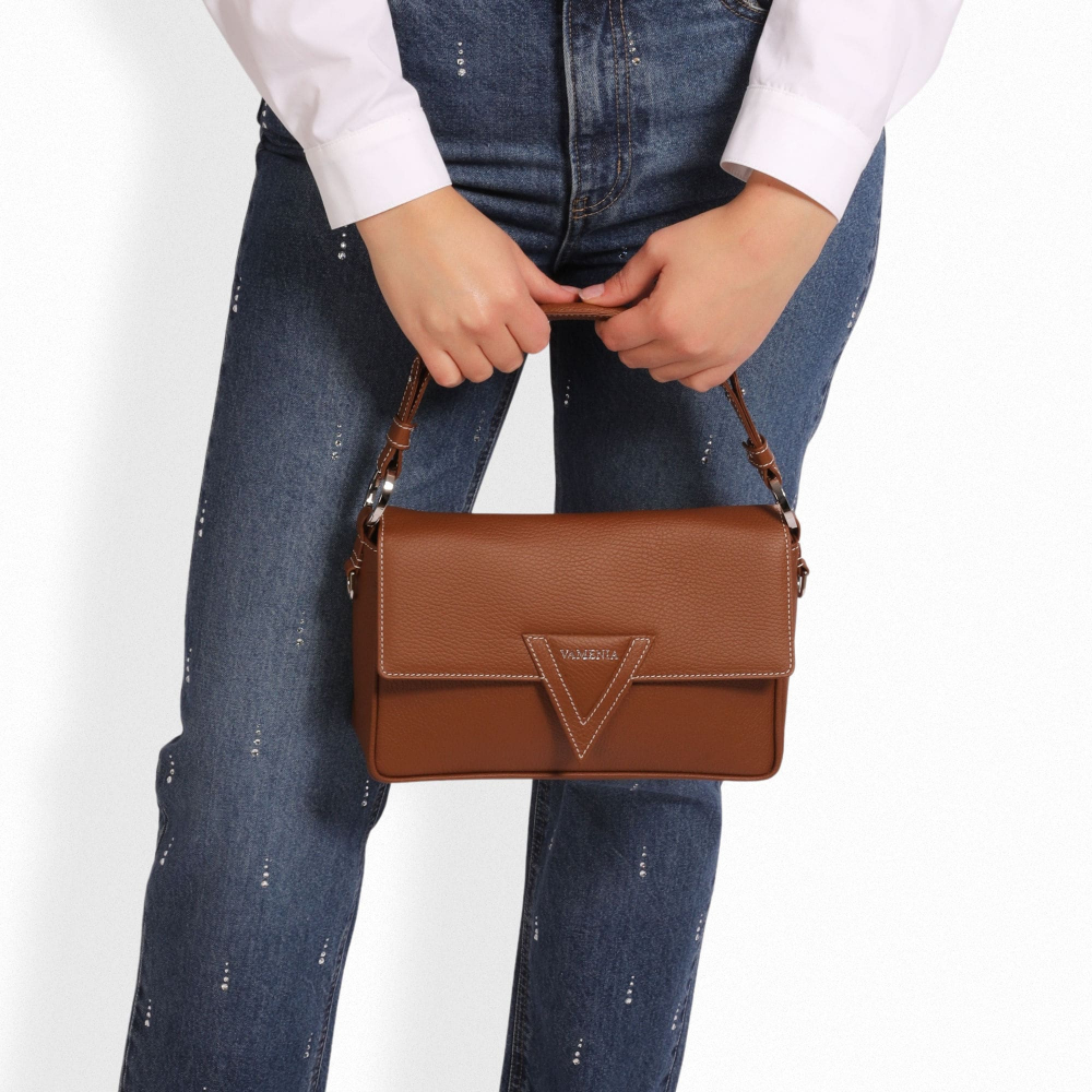 Schultertasche aus genarbtem Kalbsleder braun