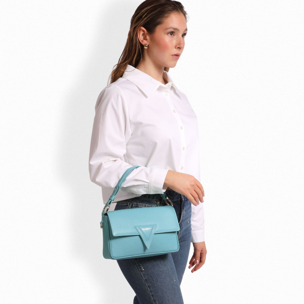 Schultertasche aus genarbtem Kalbsleder hellblau