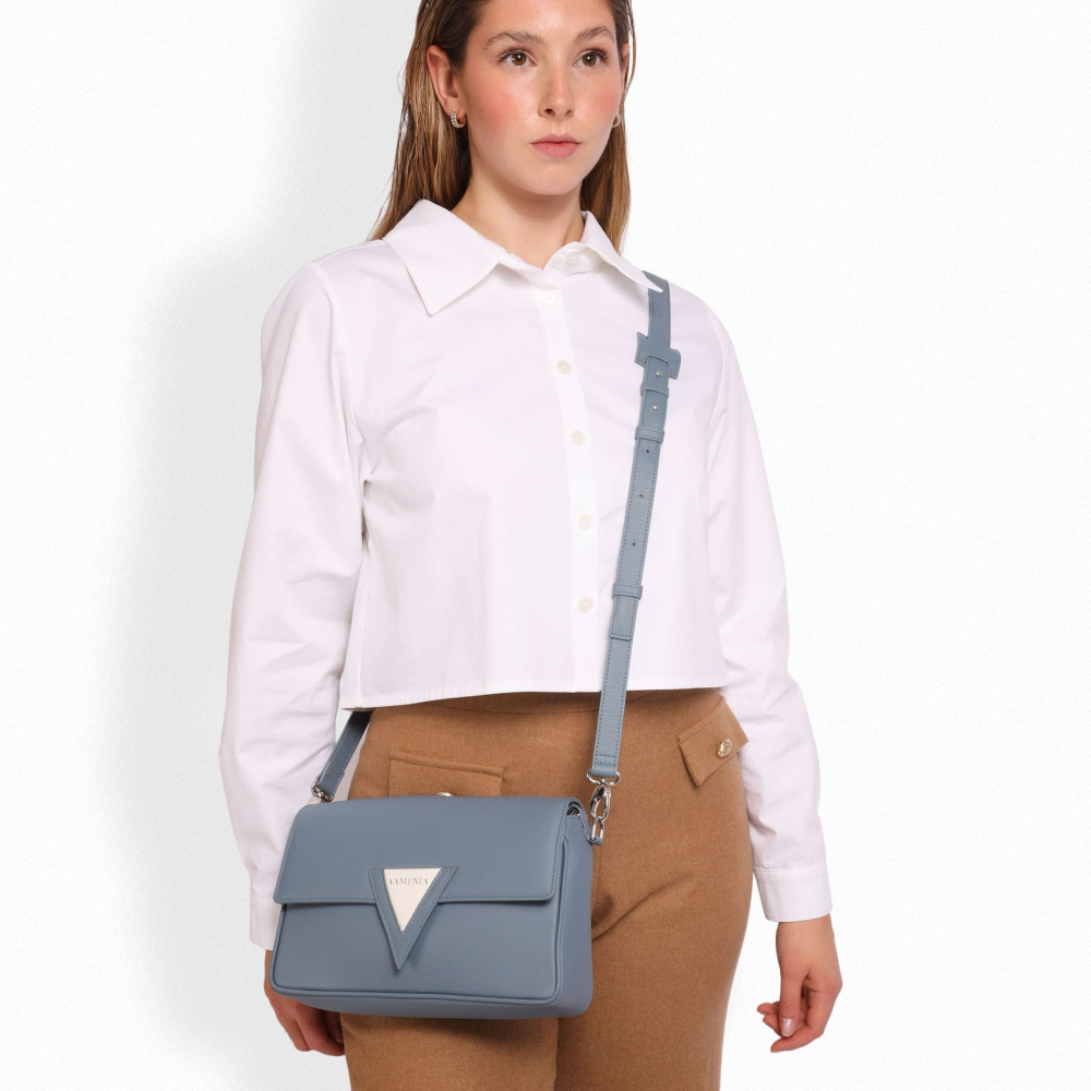 Schultertasche aus genarbtem Kalbsleder blau