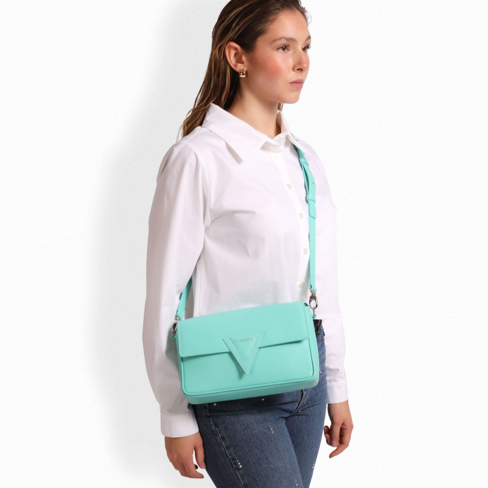 Schultertasche aus genarbtem Kalbsleder türkis