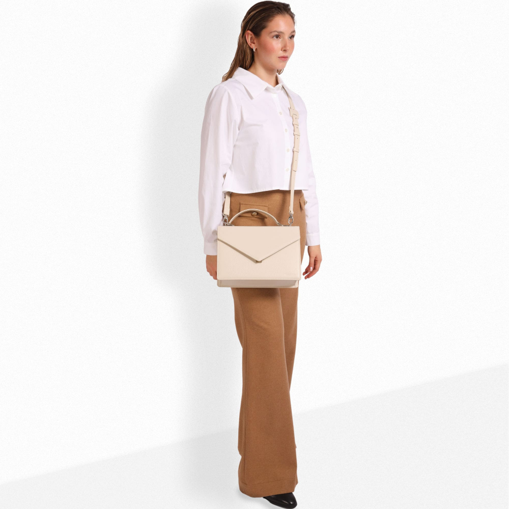 Henkeltasche mit Umhängegurt aus Kalbsleder in creme