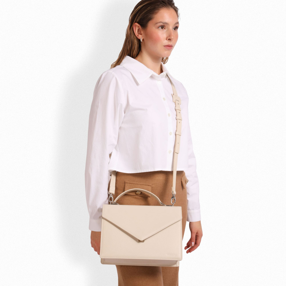 Henkeltasche mit Umhängegurt aus Kalbsleder in creme