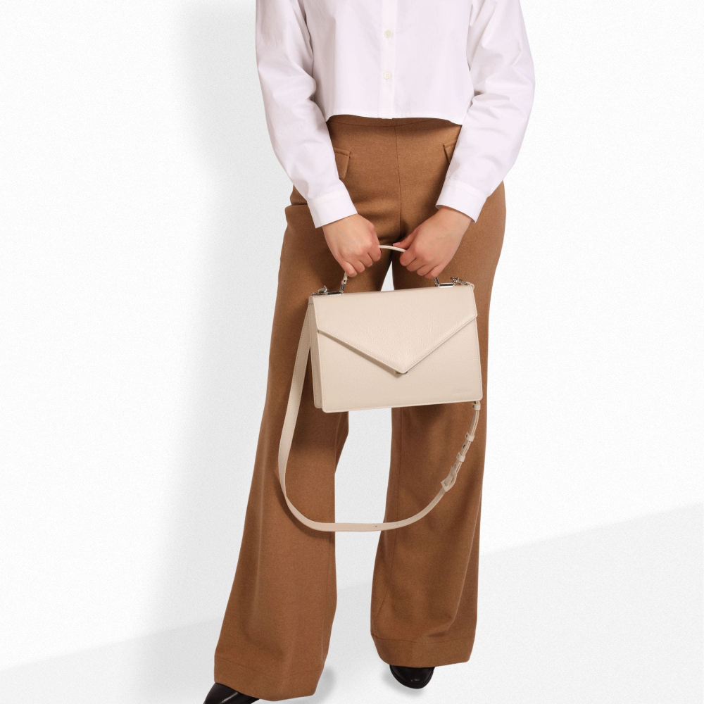 Henkeltasche mit Umhängegurt aus Kalbsleder in creme