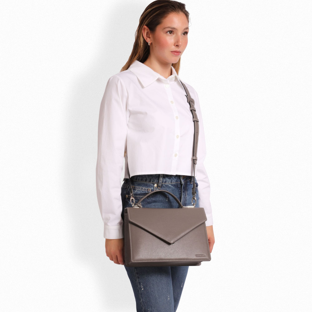 Henkeltasche mit Umhängegurt aus Kalbsleder in taupe