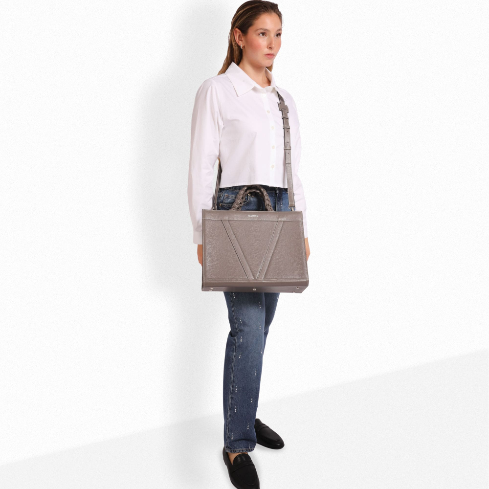 Handtasche aus Kalbsleder mit geflochtenen Henkeln in taupe