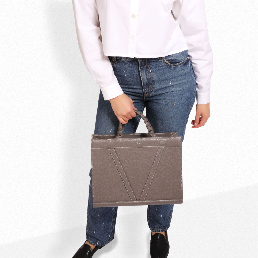 Handtasche aus Kalbsleder mit geflochtenen Henkeln in taupe