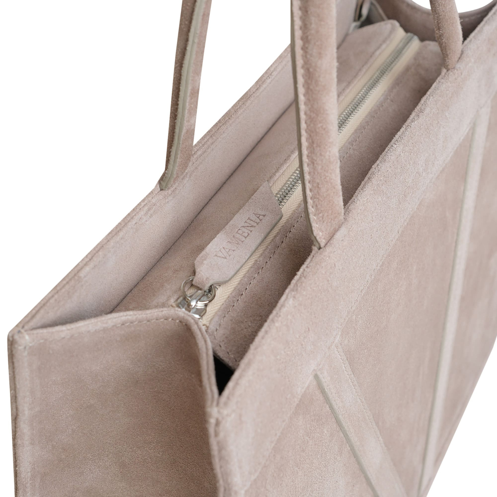 Handtasche aus hochwertigem Wildleder in Greige
