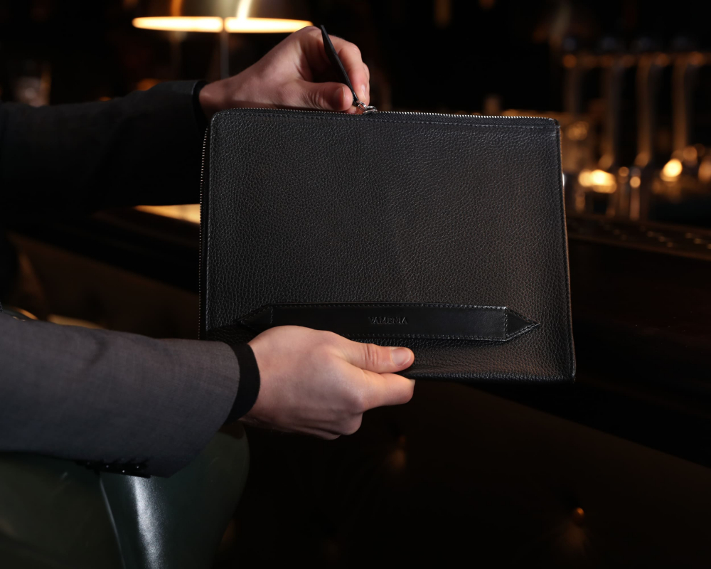 Pochette aus schwarz genarbtem Kalbsleder 5 cc -NOX- 