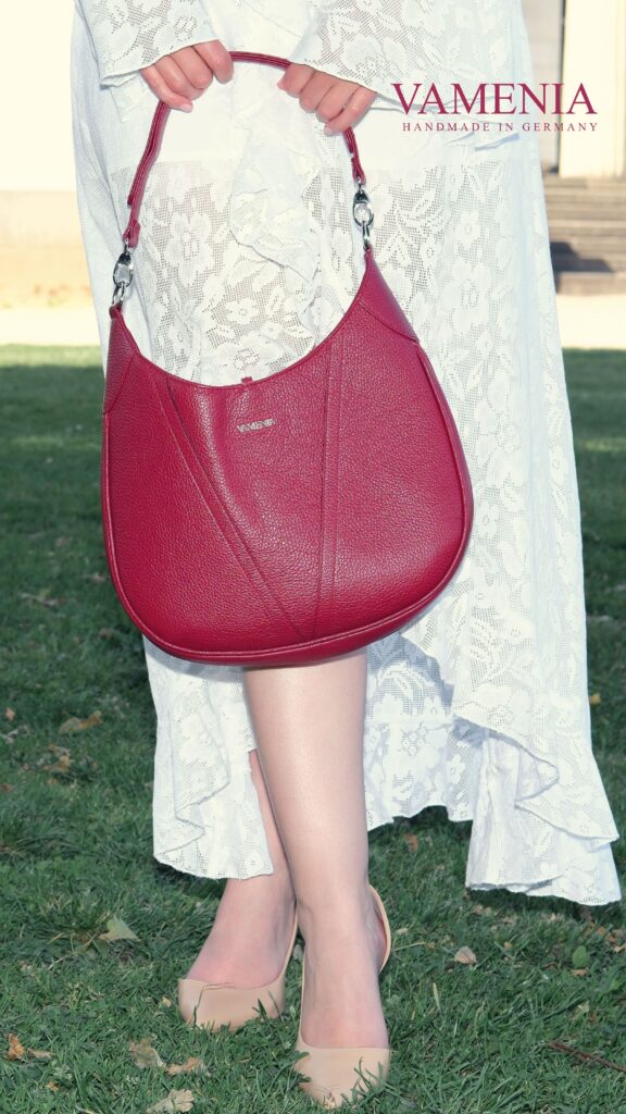 Vamenia-Veritas-in-red-Liv-